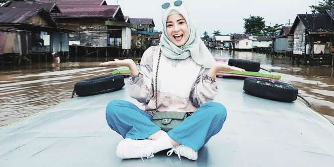 Mix and Match White Sneakers Ala 5 Seleb Hijab