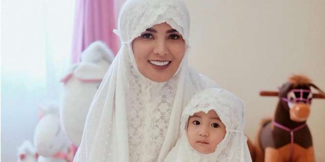 Lucunya Putri Kecil Nindy, Mengantuk Tapi Tetap Berpose 