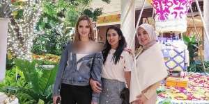 Gaya Liburan Chacha Fredericha di AS Bareng Girls Squad