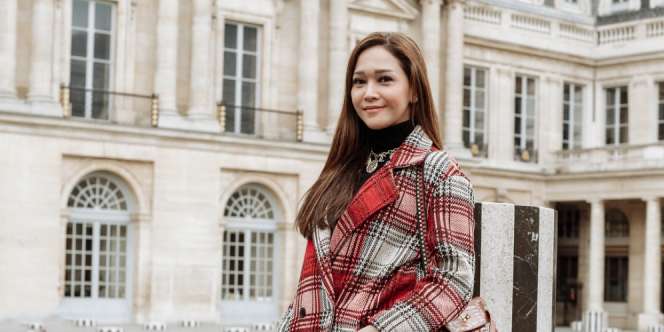 Pose Maia Estianty di Gang Sempit Panen Pujian