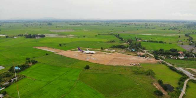 Warga Kaget, Pesawat Boeing 747 Mendadak Nongol di Sawah