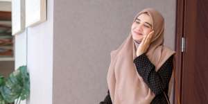 Gaya Traveling Zaskia Sungkar, Anggun dengan Hijab Syari