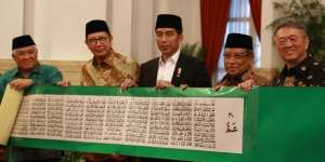 Disulam 3 Tahun, Jokowi Dapat Hadiah Mushaf Quran Kain Sutra
