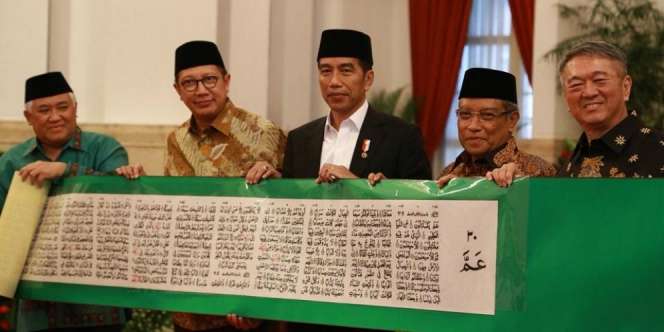 Disulam 3 Tahun, Jokowi Dapat Hadiah Mushaf Quran Kain Sutra