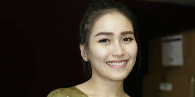 Ayu Ting Ting Pakai Sepatu Ini, Cek Harganya!