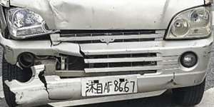 Sopir Mobil Ini Nekat Banget, Lihat Pelat Nomornya