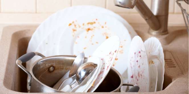 Trik Mudah Hilangkan Minyak Membandel di Alat Makan