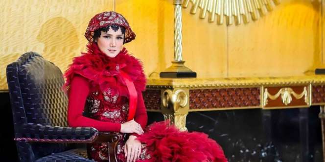 Gaya Hijab Tak Biasa Mulan Jamela Disorot