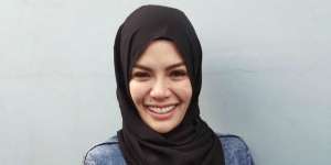 Nikita Mirzani Berhijab karena Berkonflik dengan Suaminya?