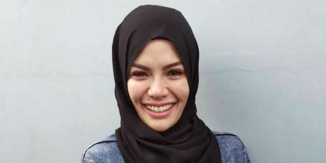 Nikita Mirzani Berhijab karena Berkonflik dengan Suaminya?