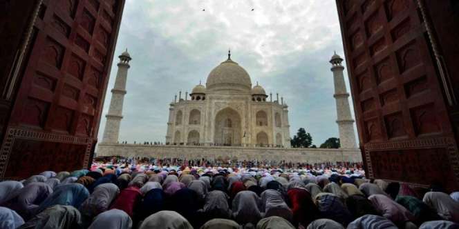 Sholat Jumat di Taj Mahal Hanya Untuk Warga Lokal