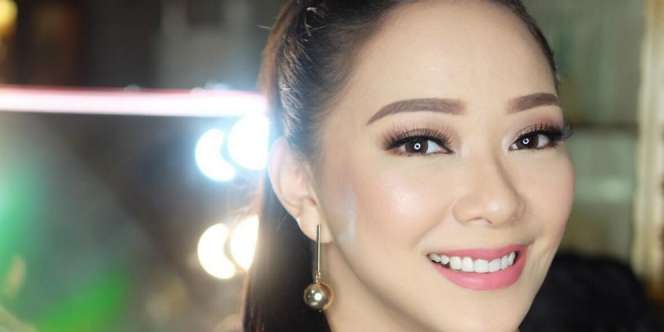 Romantis, Artis Cantik Ini Dilamar Kekasih Secara Tak Biasa