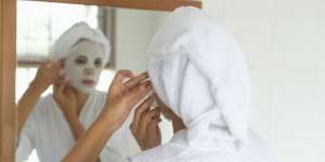 Tian Lustiana: 4 Resep Maksimalkan Penggunaan 'Sheet Mask'