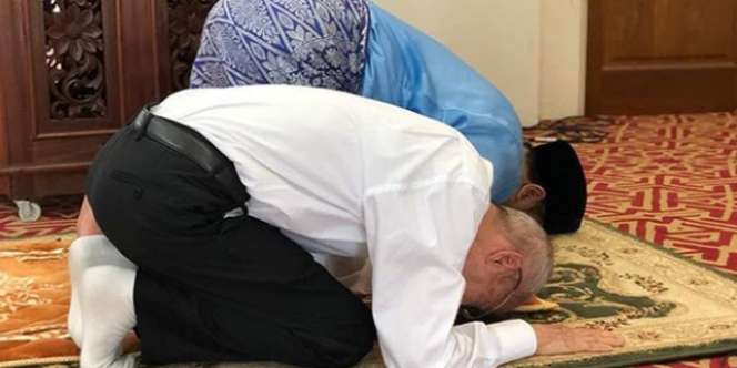 Usai Minta Diajarkan Sholat, Pria Ini Menangis Terisak