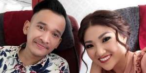 Anak Denada Divonis Leukimia, Istri Ruben Terbang ke Singapura