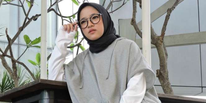 Sontek Gaya Simpel yang Fashionable ala Nissa Sabyan