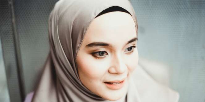 Trik Makeup Glowing Highlighter yang Lagi Kekinian
