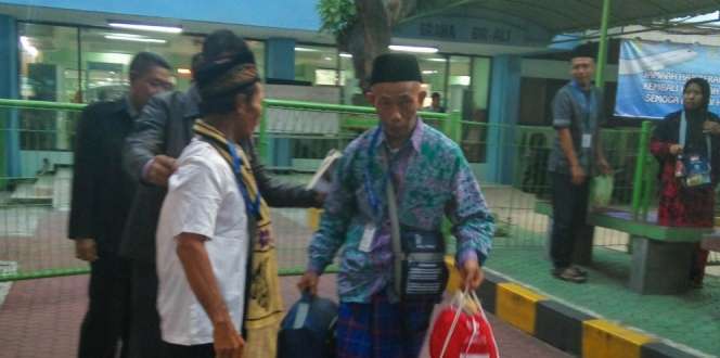 Saking Semangat Ingin Segera Terbang, Jemaah Haji Ini Kecele