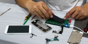 Servis Ponsel Biar Tetap Rusak, Suami Takut Terendus Selingkuh