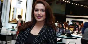 Jemput Anak Sekolah, Harga Tas Ussy Sulistiawaty Bikin Gemetar