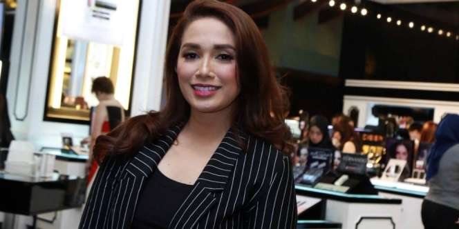 Jemput Anak Sekolah, Harga Tas Ussy Sulistiawaty Bikin Gemetar