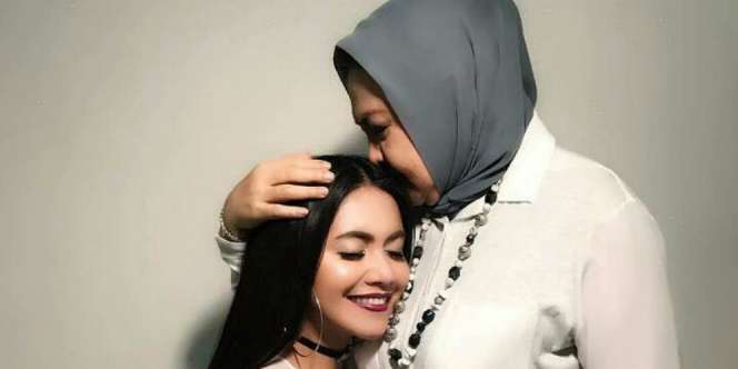 Emilia Contessa: Hancur Hati Saya Melihat Denada Menangis