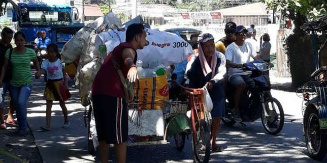 Cerita Pemulung Tua Diklakson Mobil karena Lambat