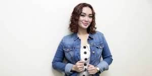 Gaya Zaskia Gotik di Paris Disorot, Bawahannya Bikin Salfok