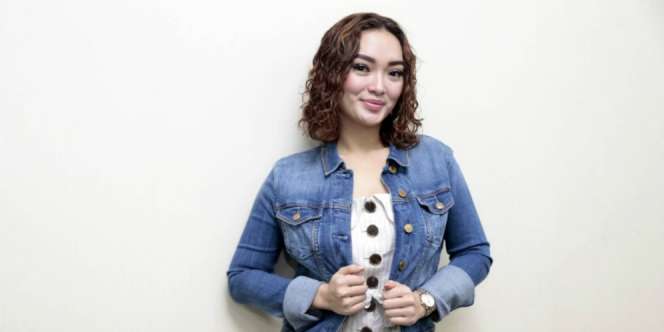 Gaya Zaskia Gotik di Paris Disorot, Bawahannya Bikin Salfok