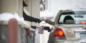 Bayar Pakai Aplikasi Ponsel di Drive Thru, Denda Rp18 Juta