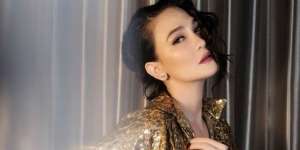 Cantik, Gaya Luna Maya dengan Makeup Freckles