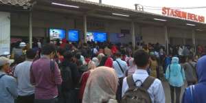 Sistem Tiket Baru KRL, Penumpang Ribut, Antrean Mengular