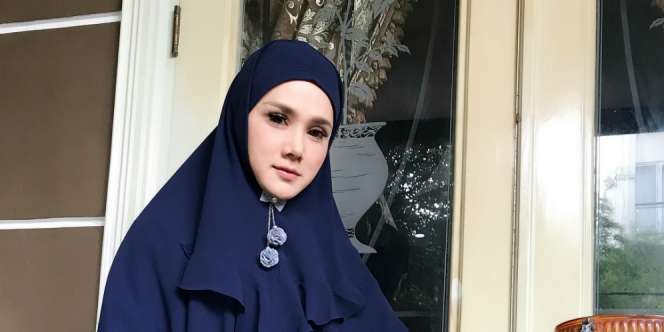 Gaya Kompak Cantik Mulan Jameela dan Safea Berhijab