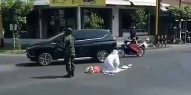 Cerita Sebenarnya Wanita Sholat di Tengah Jalan Dijaga Tentara