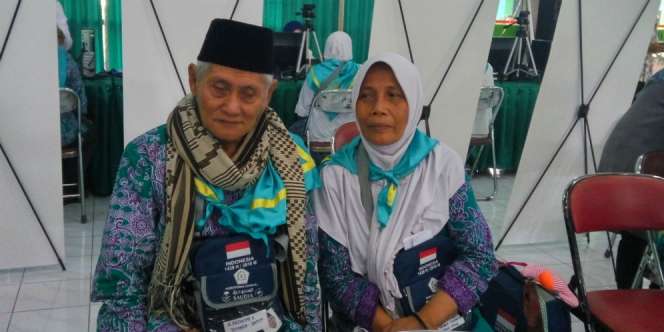Suka Sedekahi Janda, Mbah Fatoni Kini Ajak Istri Naik Haji