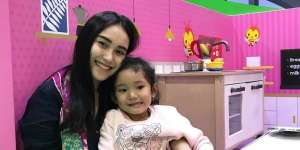 Anak Ayu Ting Ting Pose Manja, Harga Sendalnya Bikin `Gemes`