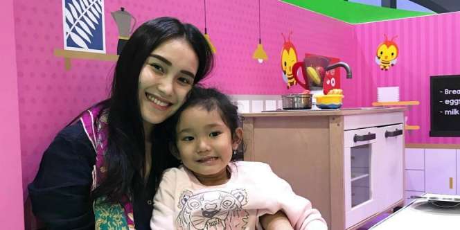 Anak Ayu Ting Ting Pose Manja, Harga Sendalnya Bikin `Gemes`