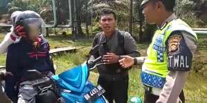 Disetop Polisi, Pengendara Motor Bonceng Tiga Ini Ternyata...