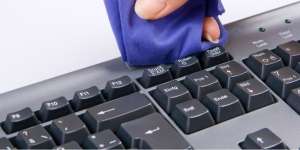 Cara Kilat Bersihkan Keyboard Komputer 