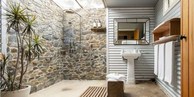 Desain Shower di Area Luar, Seperti Mandi di Alam