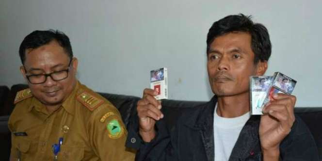 Sosok Pria Gendong Anak di Bungkus Rokok Protes Foto Dipakai