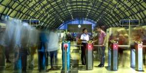 Masih ada Pemisahan Mesin Pembaca Tiket KRL, Ini Kata KCI