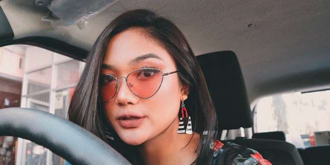 Makeup Glowing dan Sorot Mata Marion Jola 