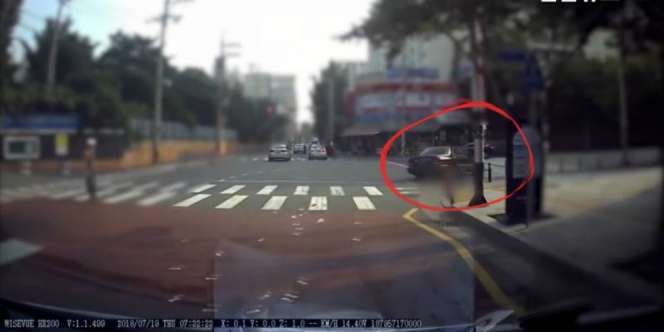 Heboh Wanita Sebar Duit Rp200 Juta di Jalanan