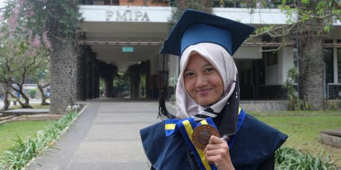 Putri Pengayuh Becak Lulus ITB dengan Predikat Cum Laude