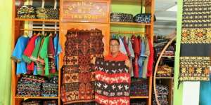 Modal Rp20 Ribu, Penjual Songket Kini Beromzet Rp200 Juta