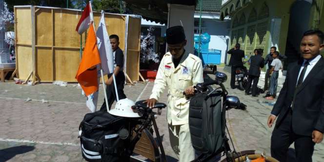 Ayah Bersepeda 350 Km Cilacap-Ponorogo Demi Wisuda Sang Putri