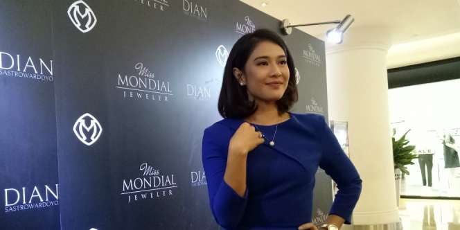 Belajar dari Mertua, Dian Sastrowardojo Koleksi Perhiasan