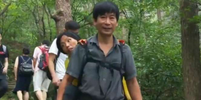 Gendong Istri yang Difabel Selama Berwisata, Suami Ini Bikin..