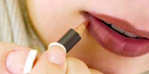 Begini Cara Pakai Lipstik Tanpa Bikin Bibir Terlihat Gelap